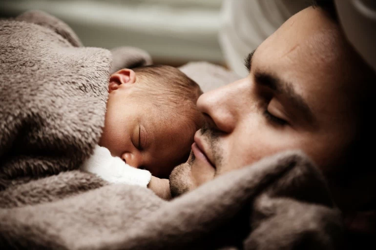 Porte bébé ou écharpe de portage ?